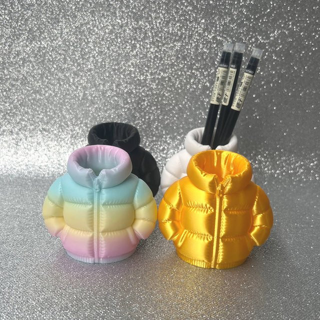 Kreativer Stifthalter im Daunenjacken-Design aus Öko-PLA-Material, Mehrfarbig, Schreibtisch-Organizer und Deko-Ornament - Bild 1