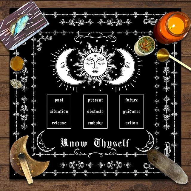 VIKAMA Constellation Tarot Altartuch in Schwarz mit Dreiphasenmond und Blumenmustern im Boho-Stil - Bild 1