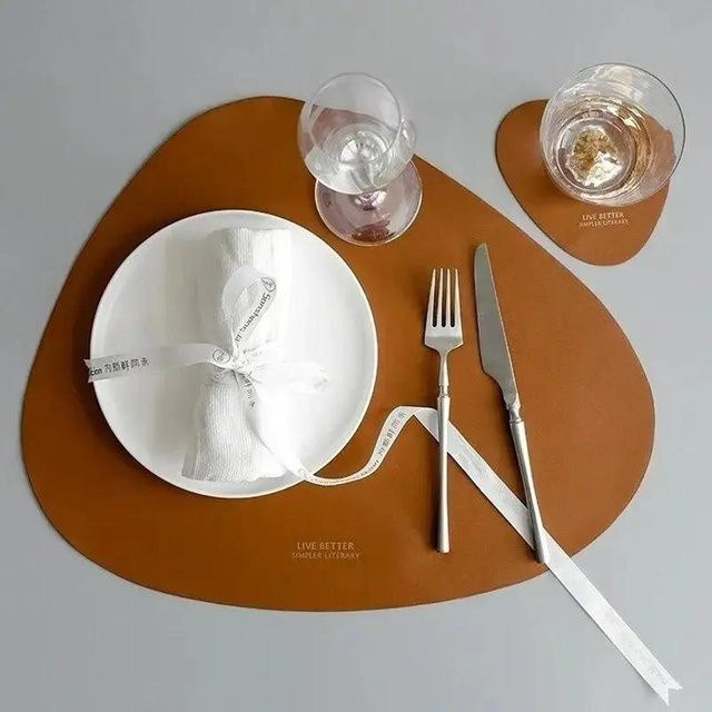 Hitzebeständliches und rutschfestes Tischset aus PU-Leder in Braun, rechteckig und modern - Bild 1