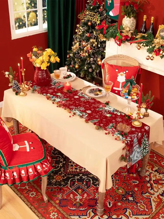JIT Tischläufer mit Weihnachtszwerg und Schneeflocken in Rot für deine festliche Dekoration - Bild 4