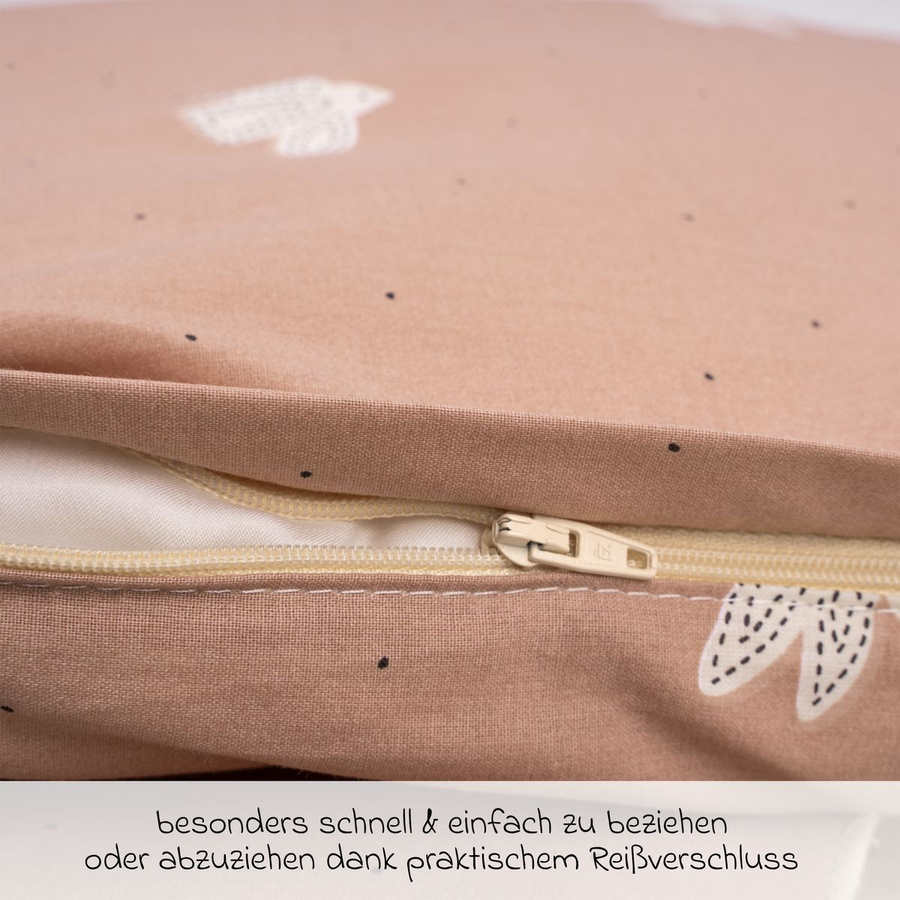 Julius Zöllner Bettwäsche-Set Organic Birdy aus Bio-Baumwolle mit Spannbettlaken, Farben: Weiß und Rot, Inhalt: 1x Bettbezug 80 x 80 cm, 2x Kissenbezüge 35 x 40 cm, 1x Spannbettlaken 40 x 90 cm - Bild 2