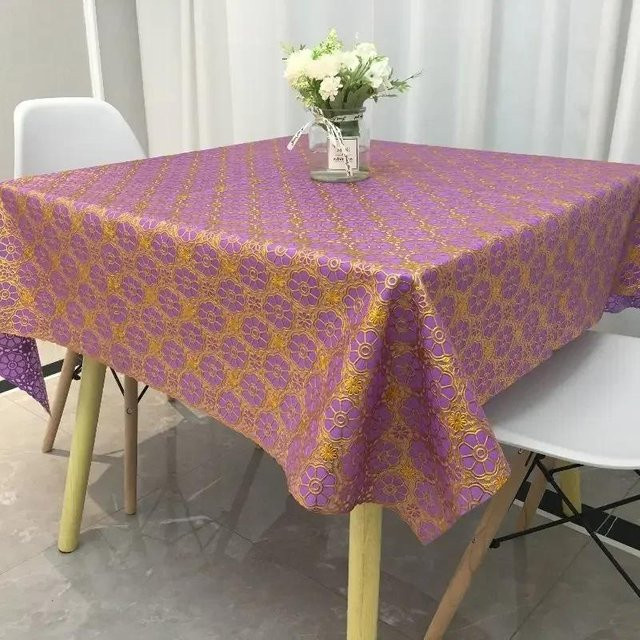 Rutschfeste quadratische Tischmatte aus PVC von JMG Household Supplies in Lila mit floralem Design, wasserabweisend und waschbar, B/T/H: 70 x 70 x 1 cm - Bild 1