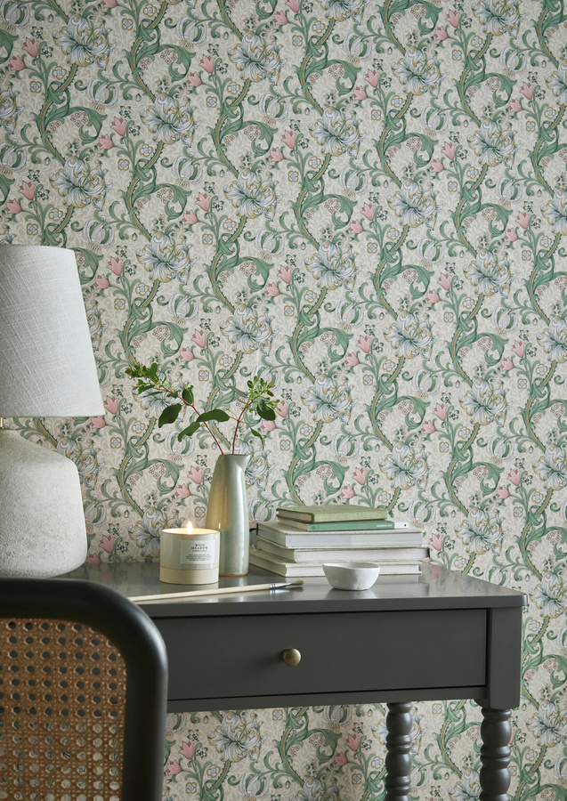 Clarke & Clarke Tapete Golden Lily in Pink, Green und Multicolour mit floralem Art Nouveau Design - Bild 1