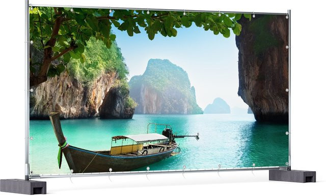 Wallario Gartenposter Fischerboot in Thailand mit blauem Meer und Steinfelsen, B/H: 100 x 150 cm - Bild 1