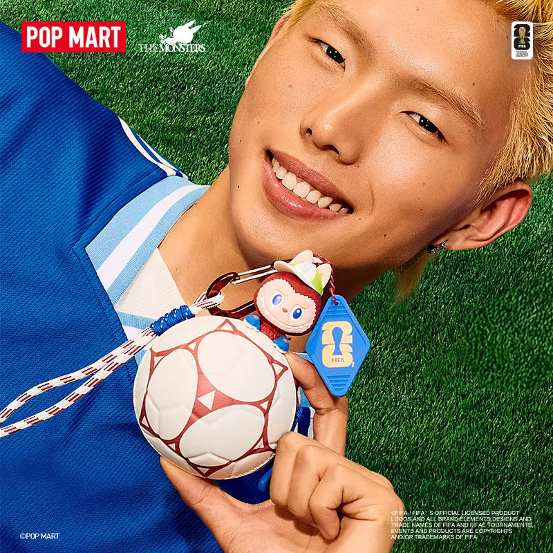 POP MART THE MONSTERS X FIFA Mini-Fußballtasche Blindbox, Taschenanhänger - Bild 3