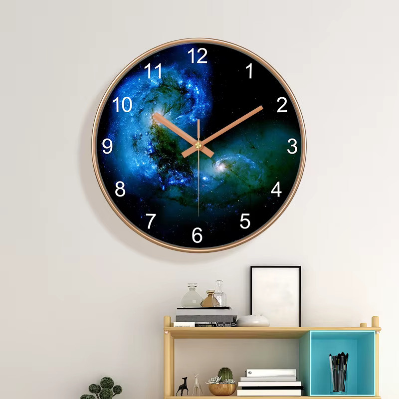Moderne runde Wanduhr von p.chuang im abstrakten Blauen Galaxie-Design mit ABS-Rahmen und Metallzeigern in Blau und Gold - Bild 4