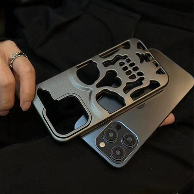 Stoßfeste Skelett-Schädel Schutzhülle für Apple iPhone 15 Pro Max in Grau - Bild 1