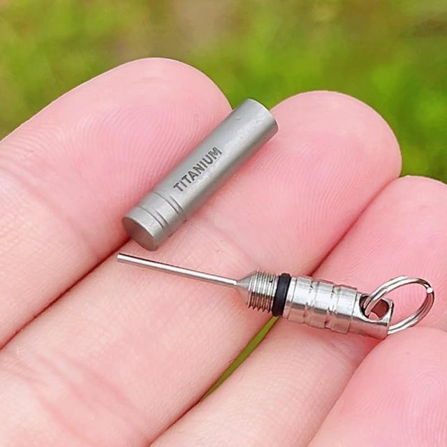 Mini Titan SIM Karten Ejector Tool EDC Schlüsselanhänger in Grau und Silber - Bild 1