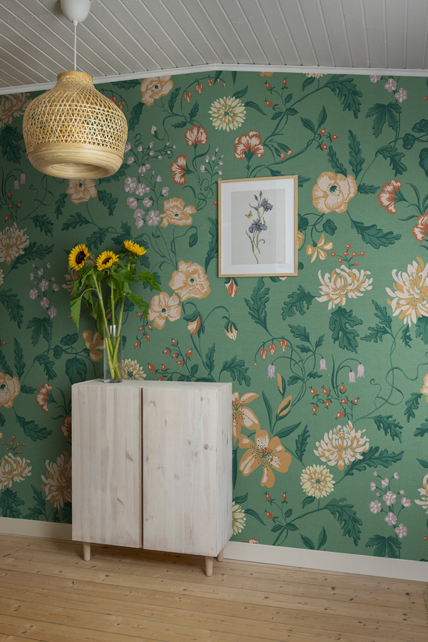 Sandberg Mural Suzanne Tapete mit floralem Muster in Emerald Green und Yellow im skandinavischen Design - Bild 1