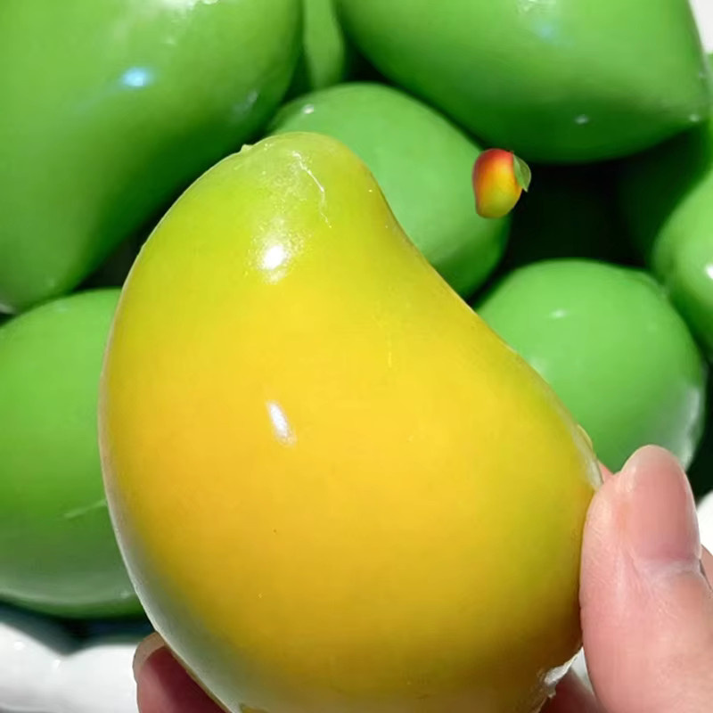 Schylling Mango-Squishy-Fidget-Spielzeug, weicher ASMR-Sensorik-Quetschball - Bild 2