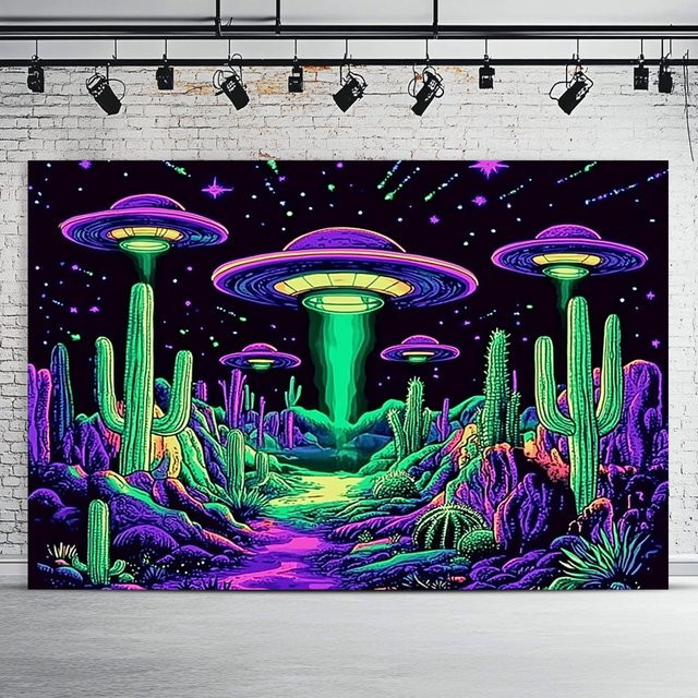 VIKAMA Cyber Desert Wandteppich mit UFO-Kaktus Motiv in Multicolour, Science-Fiction Wandbehang für dein Gaming-Zimmer, B: 60 cm, H: 40 cm - Bild 1