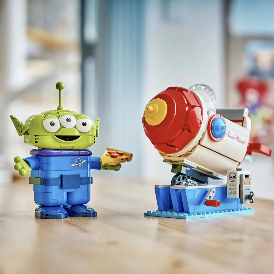 Potdemiel Toy Story Disney Alien mit Pizza Planet Raketenfahrt, Baustein-Modell, 570 Teile - Bild 3