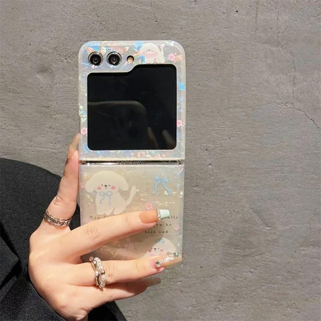 Stoßfeste Handyhülle mit Cartoon Katze und Hund sowie Perlenarmband für Samsung Galaxy Z Flip 3, Z Flip 4 und Z Flip 5 in Multicolour - Bild 1