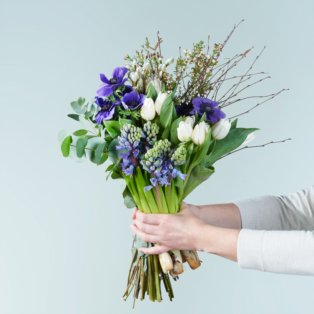 BLUME2000 Frühlingsblumenmix Blau Lila Weiß Blumenstrauß - Bild 1
