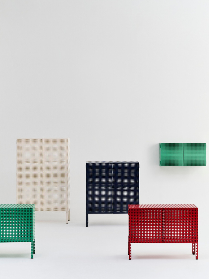 HAY Perforated Cabinet Blue aus Metall mit Scharniertüren und Regalböden - Bild 1