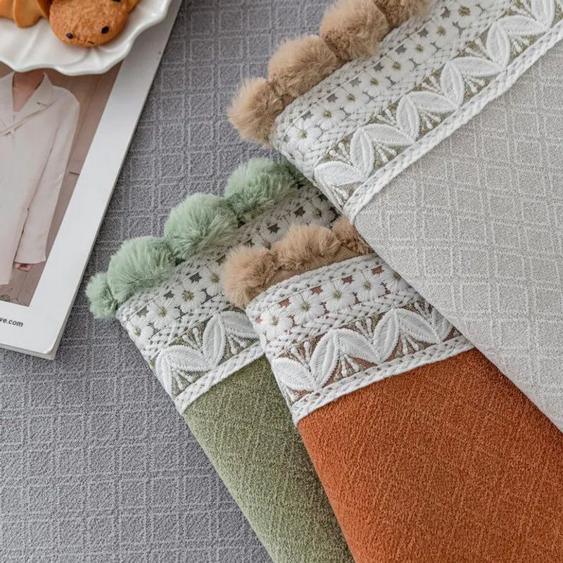 Sofakissen Super Six aus rutschfestem Chenille mit Fellbommeln im Boho-Stil, B/B/H: 70 x 70 x 70 cm - Bild 3