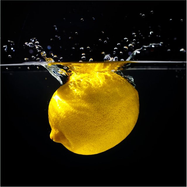 Wallario Magnetfolie Zitrone im Wasser, Farbe: Gelb, B/H: 60 x 60 cm - Bild 1