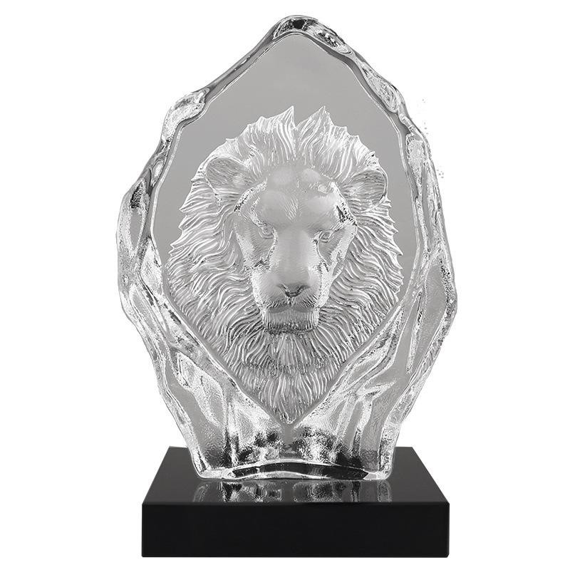 Premium Löwenkopf Ornament aus Glas in Transparent als luxuriöse Tischdekoration für dein Wohnzimmer oder Büro - Bild 2