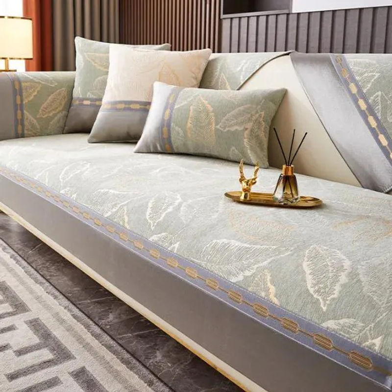 Rutschfester Jacquard-Sofabezug mit Goldstickerei in Beige, modern gestreift, B/T/H: 70 x 70 cm - Bild 2