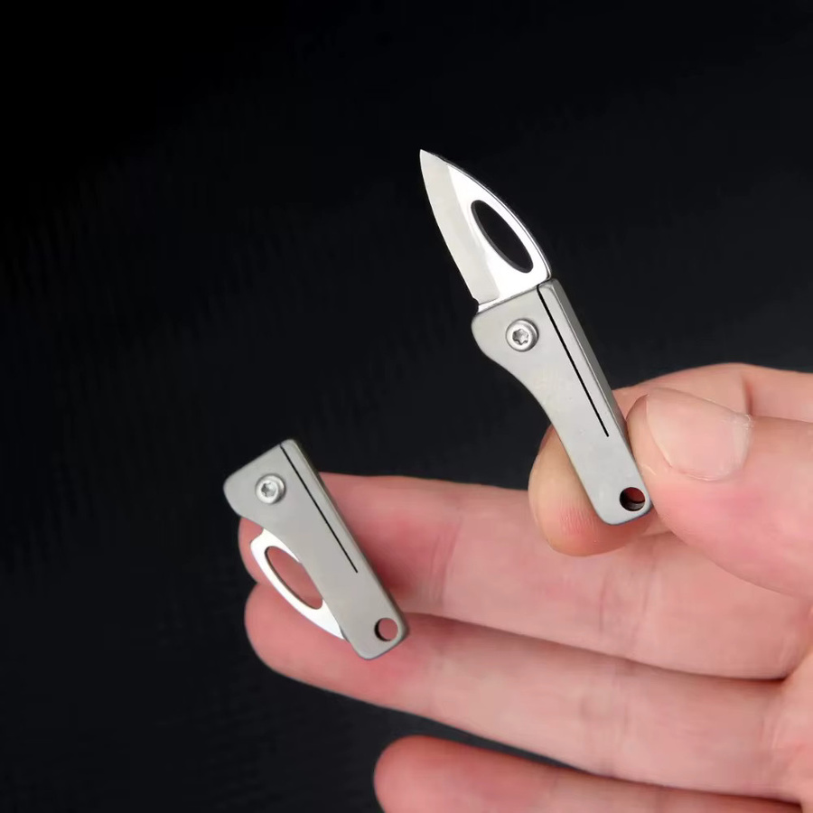 Mini-Klappmesser aus Titan-Legierung in Grau und Silber als tragbarer Schlüsselanhänger - Bild 2