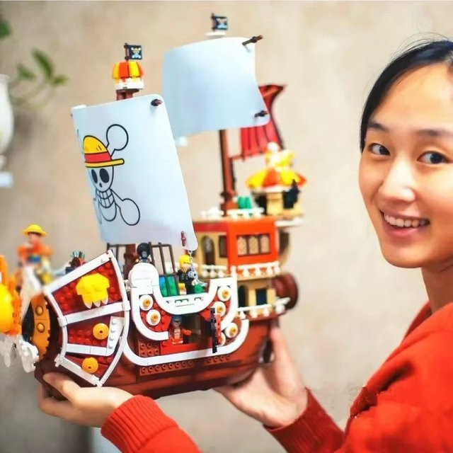 Hot Toys One Piece Thousand Sunny Piratenschiff Baustein-Set mit 1484 Teilen und 9 Figuren in Mehrfarbig - Bild 1