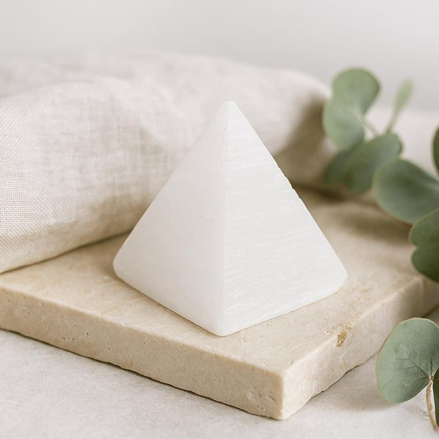 Selenit Kristallpyramide von SHAMTAM in Weiß und Cremeweiß, Höhe: 5 cm - Bild 1