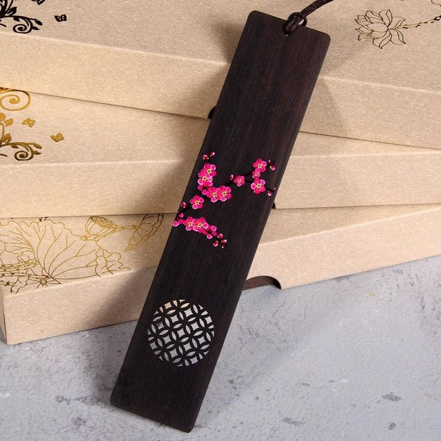 Kreatives Holz-Lesezeichen mit Pflaumenblüten- und Sakura-Motiv in Braun von Yiran Furniture - Bild 1