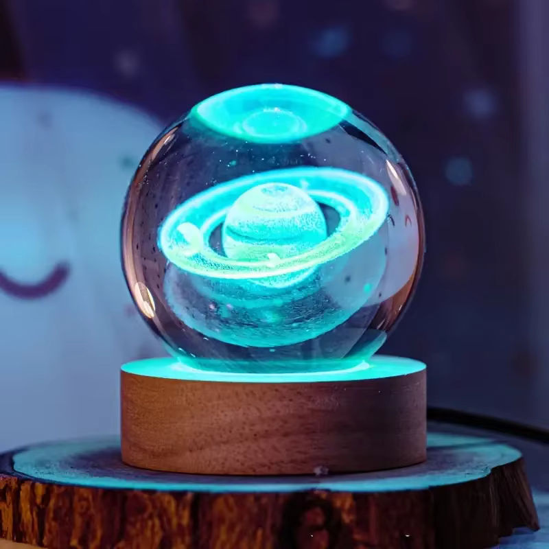 Bunte Saturn-Kugelleuchte aus Glas mit buntem Holzsockel als dekoratives Nachtlicht und Kristallkugel-Ornament - Bild 3