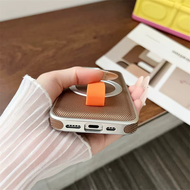 MagSafe iPhone Hülle mit Metallringhalter und Riemen von newteneight in Braun - Bild 2