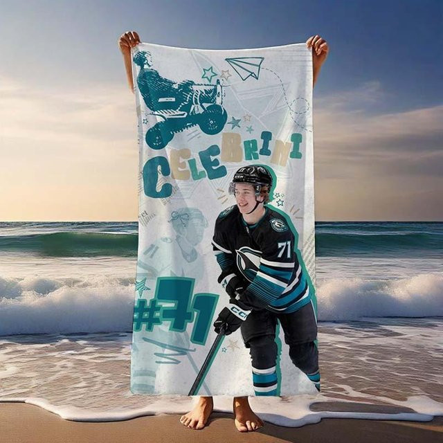 Schnelltrocknendes Strandtuch Macklin Celebrini von JMG Household Supplies, weiches Polyester-Handtuch für Sportfans, B/B: 140 x 180 cm, Mehrfarbig - Bild 1