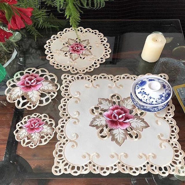 Yiran Furniture Tischset aus Baumwolle mit floraler Rosenstickerei, rund, Grau - Bild 1