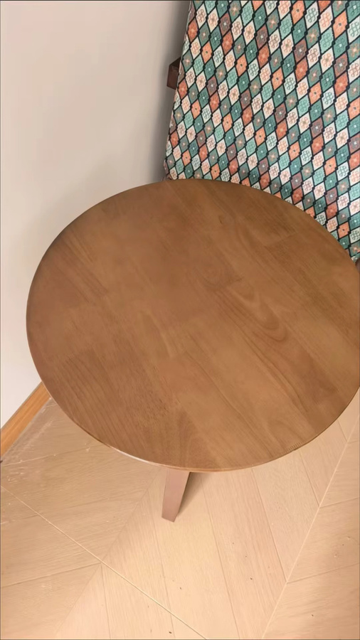 Runder Esstisch und Schreibtisch aus Massivholz Gummibaum von MOYU in Braun mit V-Beinen und abgerundeten Kanten - Bild 4