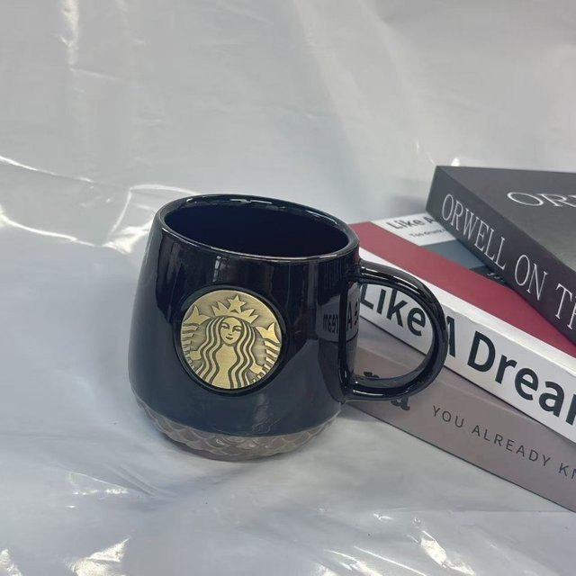 Starbucks Kaffeetasse aus Keramik in Schwarz mit Gold-Sirenen-Abzeichen und Skalenmuster, 355 ml - Bild 1