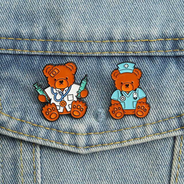 Brosche Bär Arzt Krankenschwester, Emaille, Bunt, Unisex - Bild 1