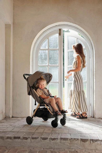 Elodie MONDO Buggy in Tender Taupe mit faltbarem Gestell aus recyceltem Polyester und Kunstleder - Bild 1