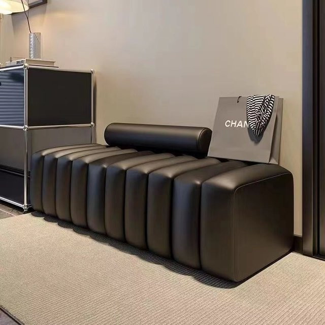 Moderner Ottomane von oeny in Schwarz als bequemer Sofahocker für dein Wohnzimmer oder die Eingangshalle - Bild 1