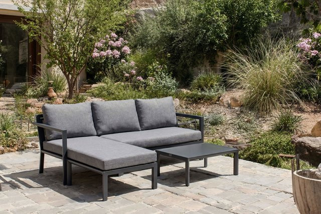 OUTFLEXX 3-Sitzer Sofa Set in Anthrazit mit Hocker und Beistelltisch, B/T/H: 167 x 75 x 66 cm, aus Aluminium und UV-beständigem Polyester - Bild 1
