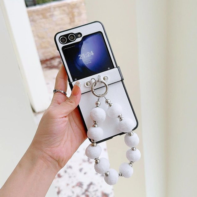 Samsung Handyhülle für Galaxy Z Flip 6 5 4 3 5G mit Scharnierschutz und Handgelenkschlaufe aus PU-Leder sowie süßen Bommeln in Weiß - Bild 1