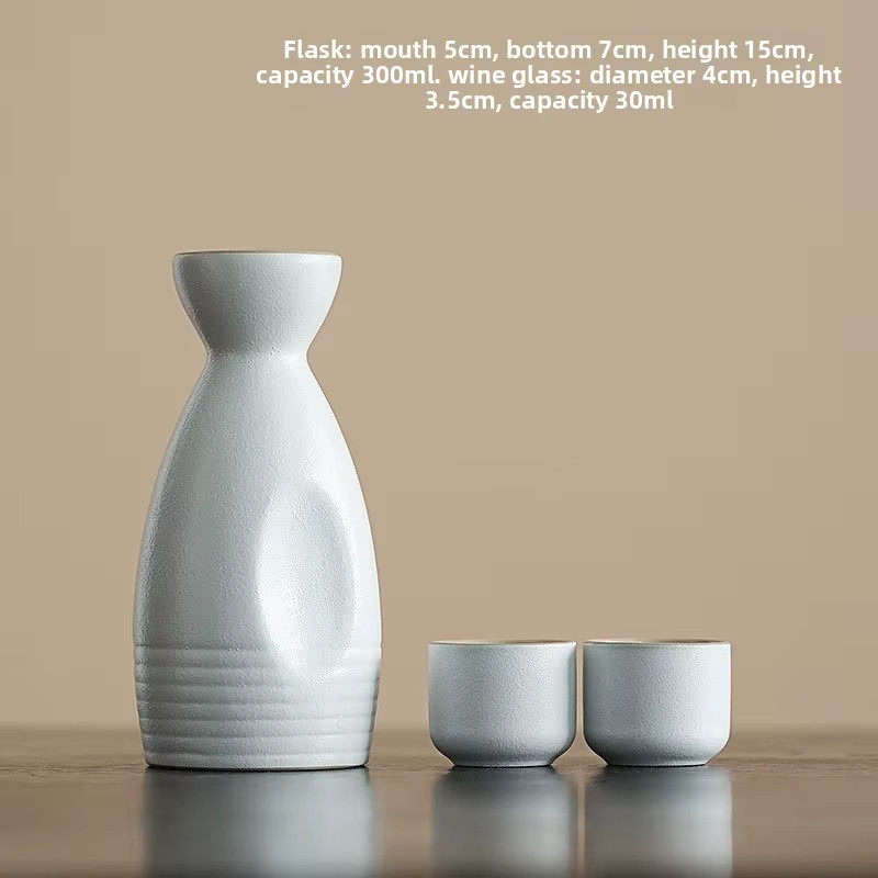 Japanisches Sake-Set aus Keramik in Weiß, traditionelles Trinkgeschirr und Dekoration - Bild 3