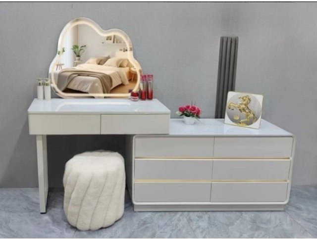 Runder Make-up-Hocker aus Lammwolle in Weiß von LIUSHADUOLA für Schlafzimmer und Wohnzimmer - Bild 1