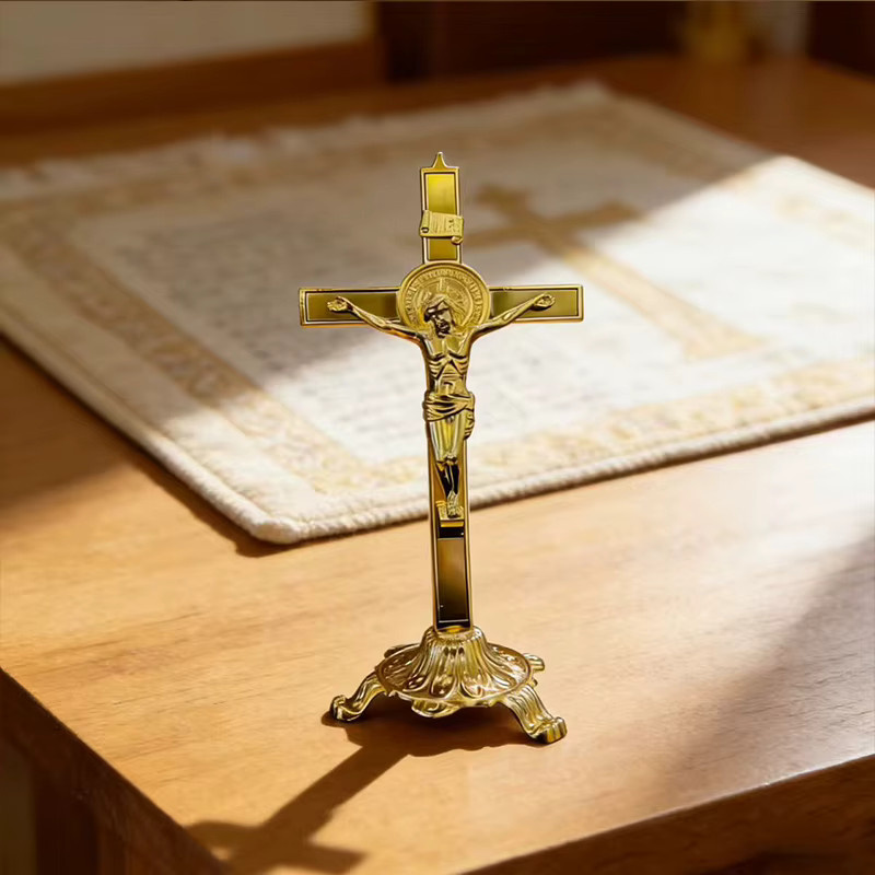 HTISOK Goldener stehender Kruzifix mit INRI-Inschrift und Heiliger-Benedikt-Medaillon aus Metall für die Kirchendekoration und spirituelle Andacht in Gold und Grün - Bild 3