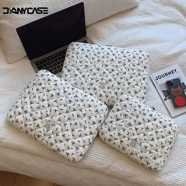 DANYCASE Gesteppte Laptoptasche mit Blumenmuster als Schutzhülle für 11 Zoll, 13 Zoll oder 15 Zoll in Blau und Weiß - Bild 1