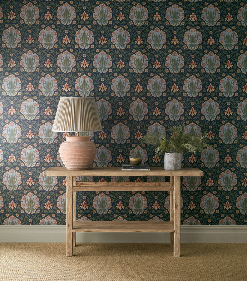 Morris & Co Tapete Iris & Rose in Indigo/Thyme mit floralem Botanik-Design, vorgestrichen - Bild 1