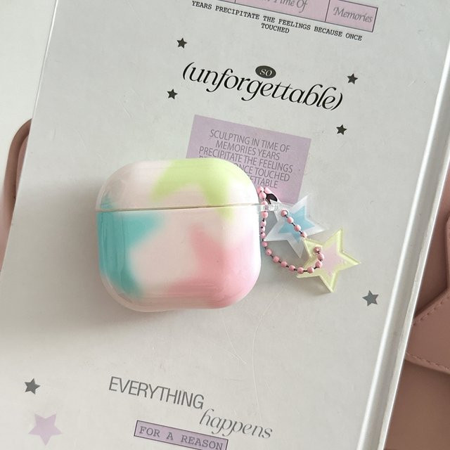 Kopfhörer-Schutzhülle für Apple AirPods 1, 2, 3, 4 und Pro 2 mit Sternmuster und Charm-Anhänger in Rosa, Blau und Grün Farbverlauf - Bild 1