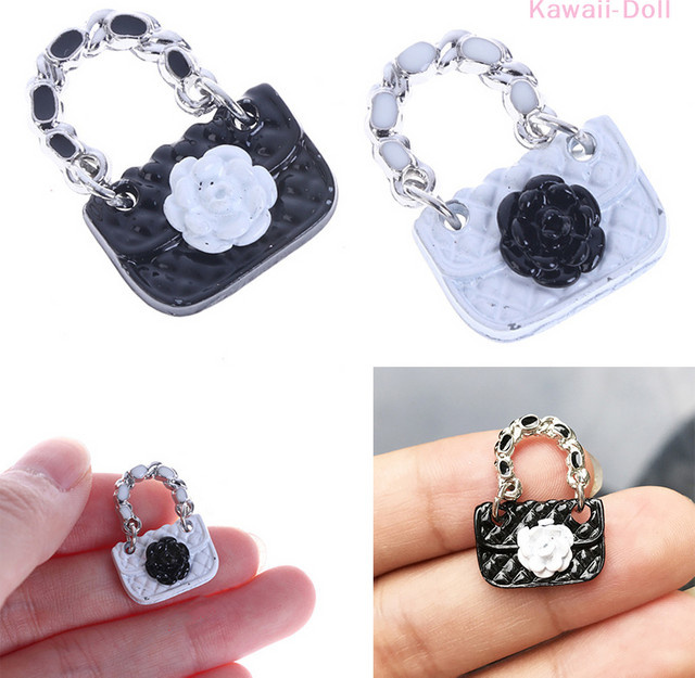 DIAPER&CORED Anhänger 3D Bogen Knoten Mini Tragetaschen, Emaille, Messing, Weiß, Unisex - Bild 1