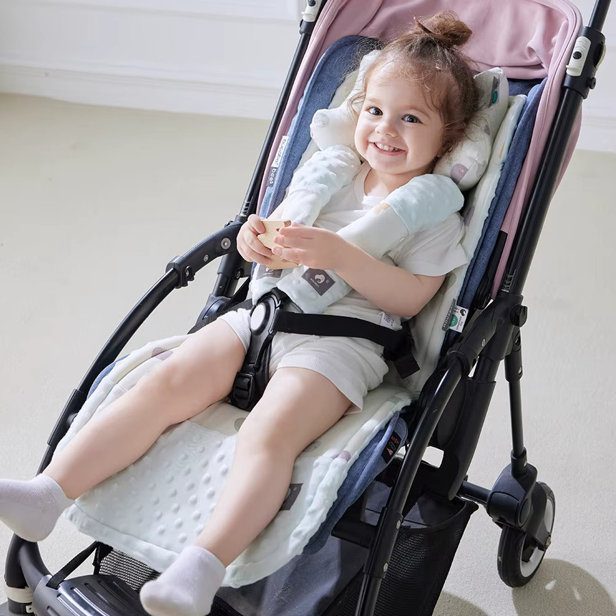 HOUSBAY 2-teiliges Kinderwagen Zubehör Set mit Cartoon Print Kissen und Gürtel Abdeckung in Multicolour zur Stoßdämpfung und Wirbelsäulenschutz - Bild 3