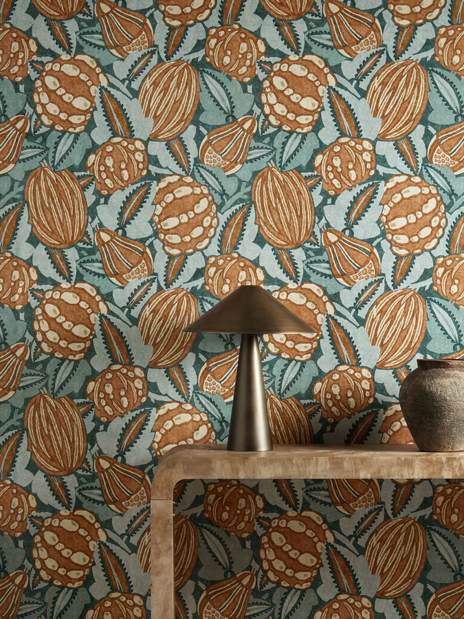 Harlequin Tapete Zenith mit floralem und ethnischem Muster in Terracotta, Blau, Orange und Braun - Bild 1
