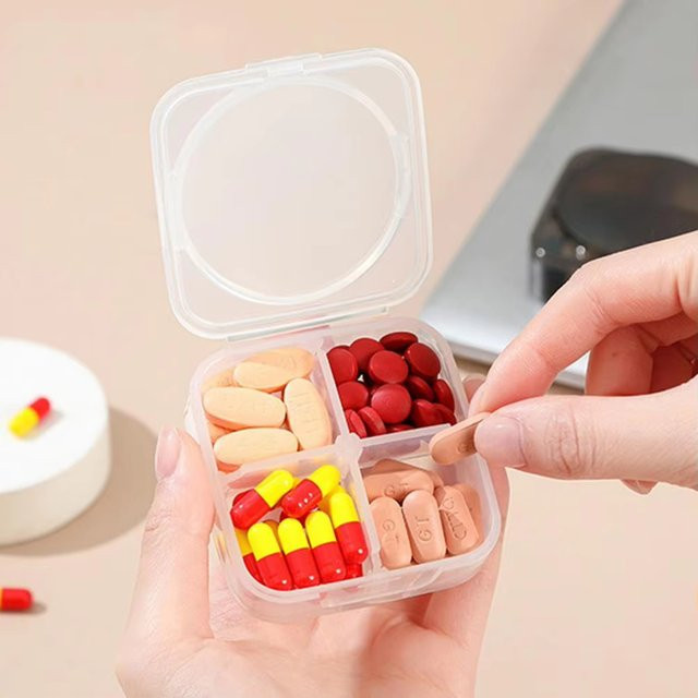 Untior Medikamentenbox in Schwarz mit 4 Fächern, quadratisch und stapelbar aus umweltfreundlichem PP-Material im matten Design - Bild 1