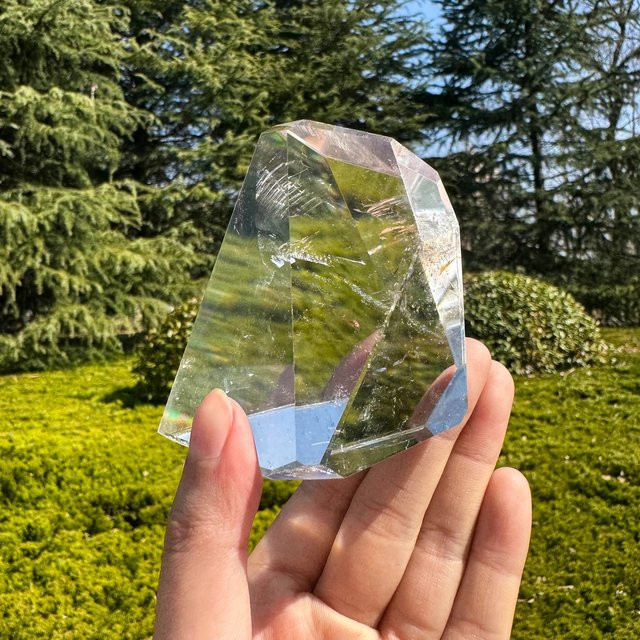 CrystalHola Kristallornament aus natürlichem klarem Quarz, facettierter Echtstein in organischer Form, transparent - Bild 1