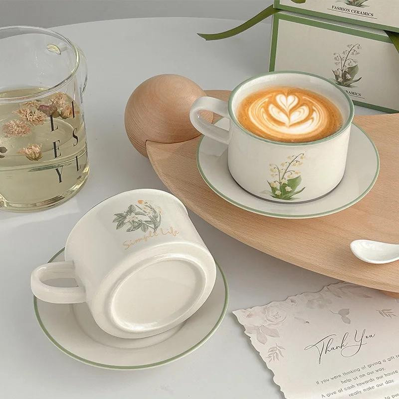 Retro Keramiktasse mit Blumenmuster und passender Untertasse in Weiß - Bild 2